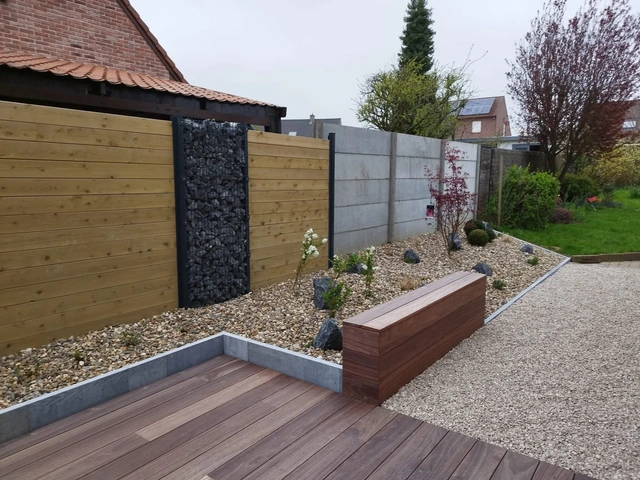 La terrasse en padouk et le banc de séparation s’intègrent au jardin minéral.