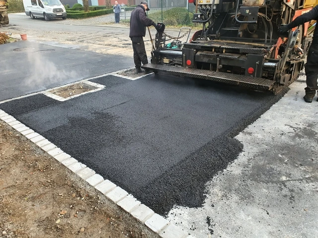 La mise en œuvre de l’asphalte pour les zones de parking.