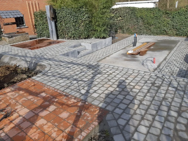 La terrasse de douche et l’emplacement réservé au spa de nage.