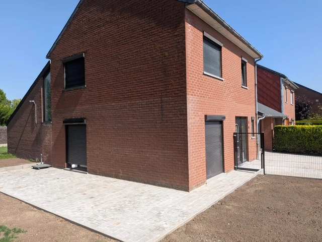 Les pavés relient la terrasse et les passages autour de la maison.