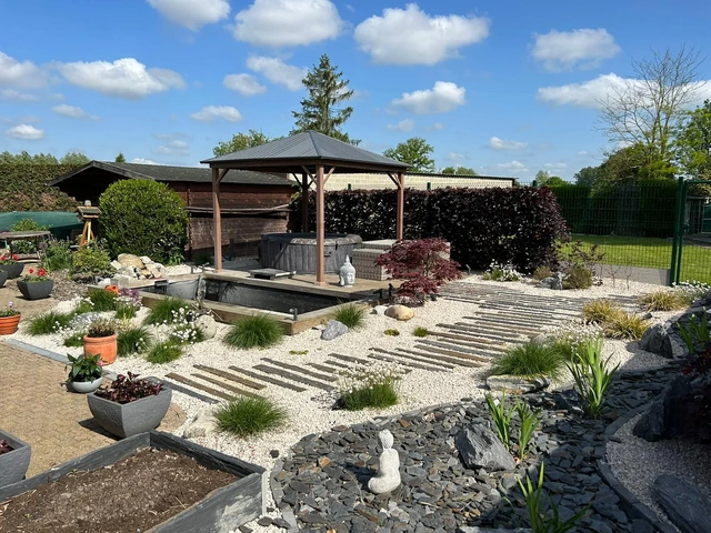 Vue du jardin et de la pergola ajoutée par le client.