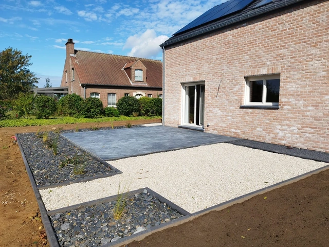 Le gravier accompagne la terrasse et le contour de la maison.