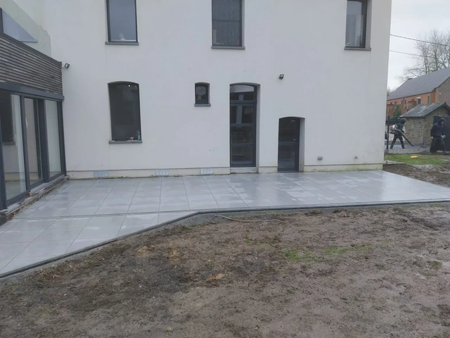 La terrasse arrière prolonge les accès à la maison.