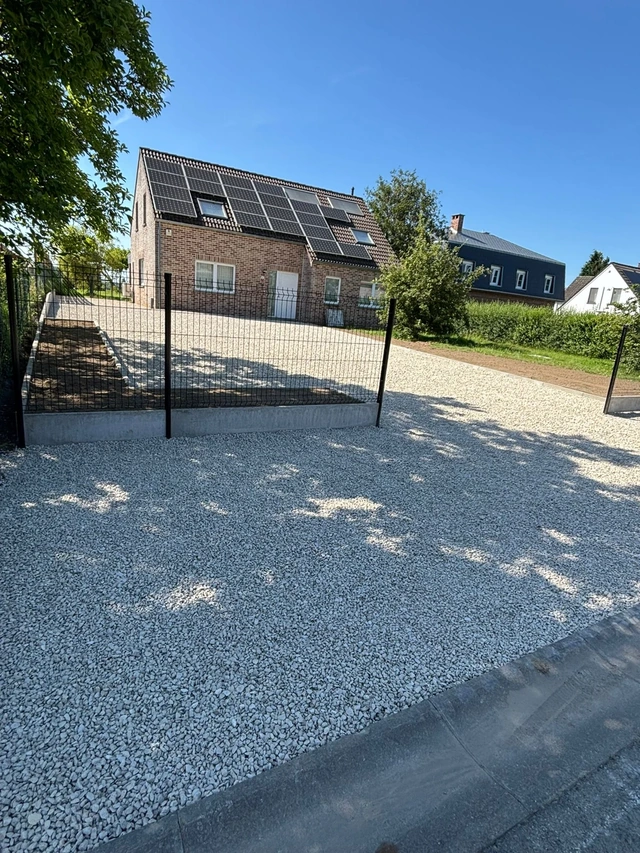 La zone de stationnement et la clôture en devanture.