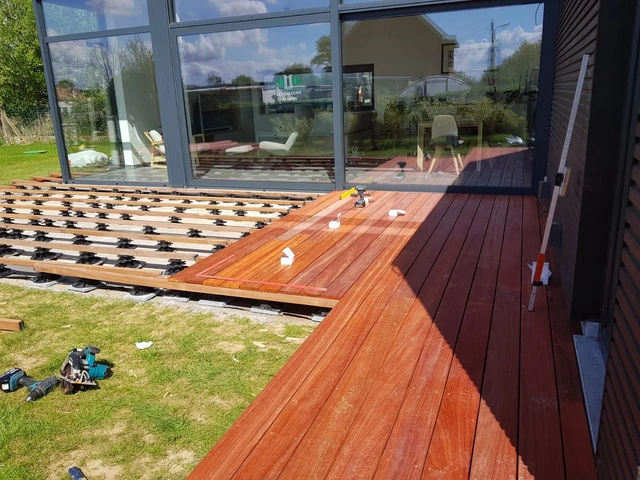 La structure et la pose des lames pendant le chantier.