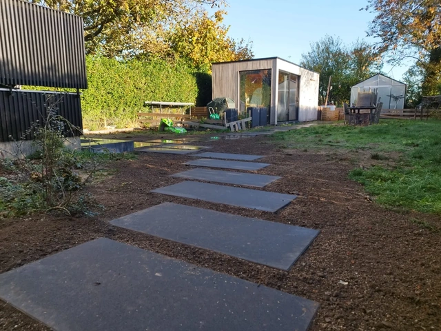 Le chemin rejoint l’annexe à l’arrière du jardin.