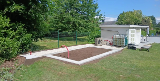 L’emplacement prêt à accueillir la serre, à proximité du chalet de jardin.