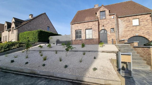 Les parterres minéraux structurent la devanture.