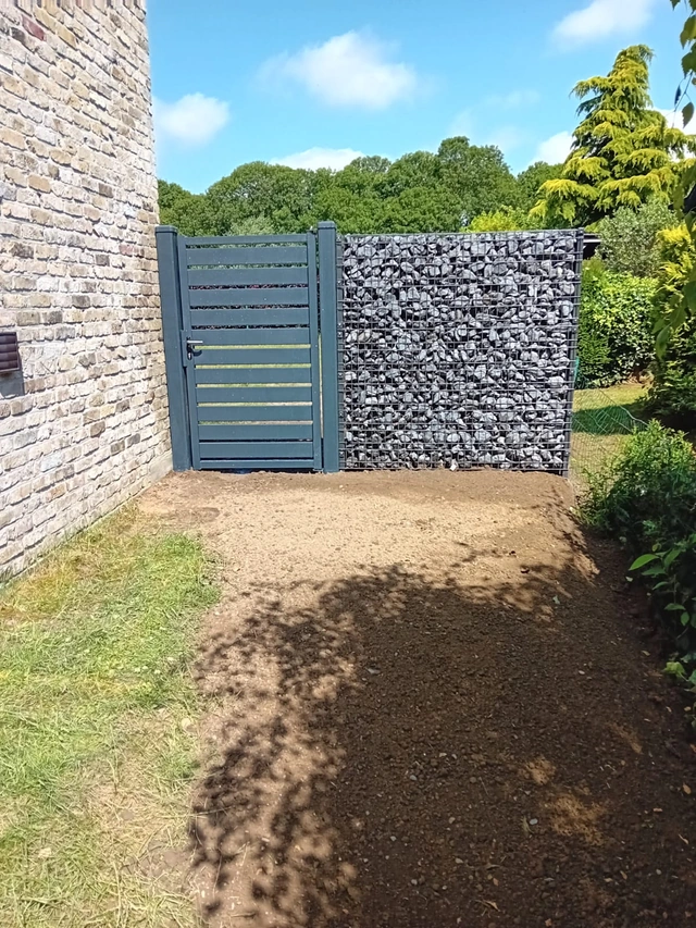 Portail de jardin Alzebra en aluminium anthracite associé à un gabion