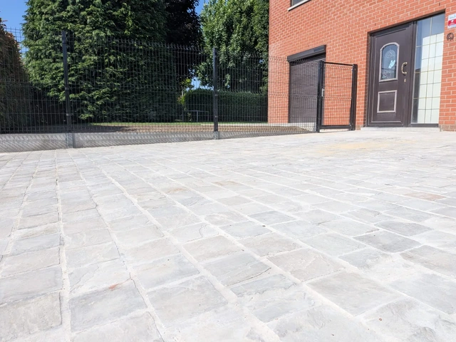 Détail du pavage devant la maison.