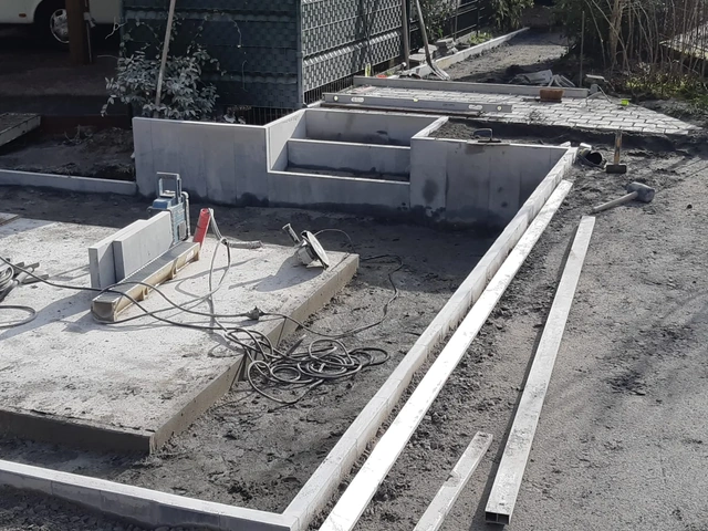 Mise en place des retenues de terre et des bordures pendant le chantier.