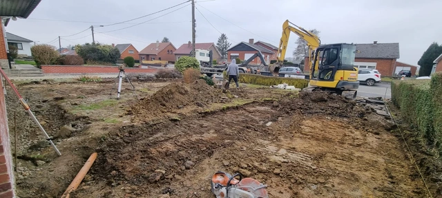 Les abords au début du chantier, avant leur transformation.