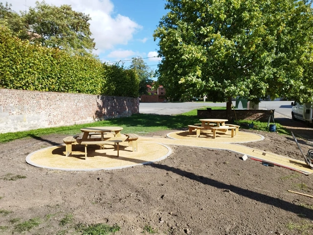 La mise en place du revêtement en dolomie autour des tables.
