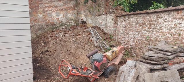 Avant l’aménagement, ce tas d’anciennes briques mélangées à de la terre représentait un coût important pour le client : son évacuation aurait nécessité de tout faire passer par la maison. Nous avons proposé de l’intégrer dans une rocaille plantée, pour en faire un élément naturel du jardin, comme s’il avait toujours été là. Cette solution a permis au client de réaliser une importante économie de main-d’œuvre liée à l’évacuation.
