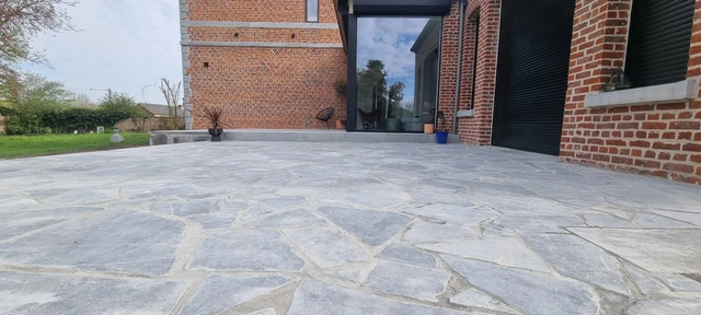 Les formes irrégulières des pierres composent le revêtement rénové.