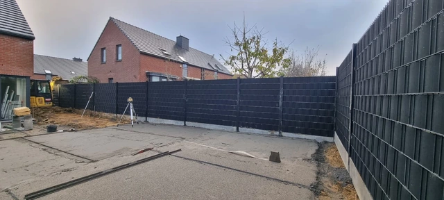 La réalisation des clôtures pendant les travaux.