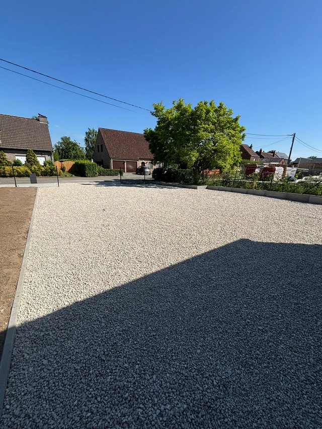 La surface de stationnement après la mise en place du gravier.