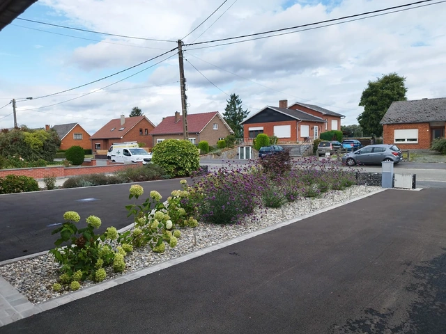 Le parterre planté sépare les accès et accompagne le parking.