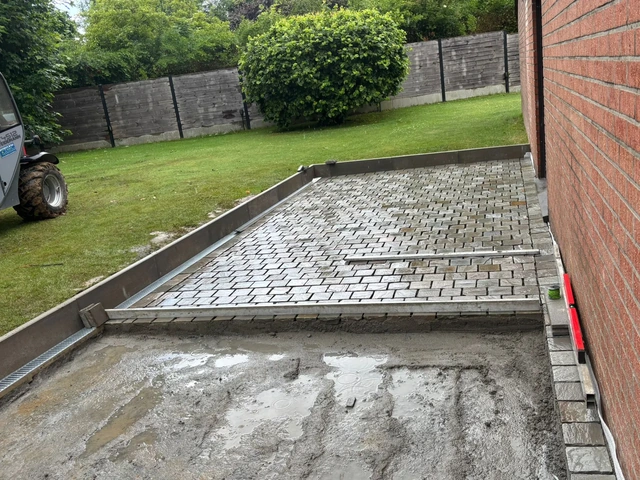 Réalisation de la terrasse en cours.