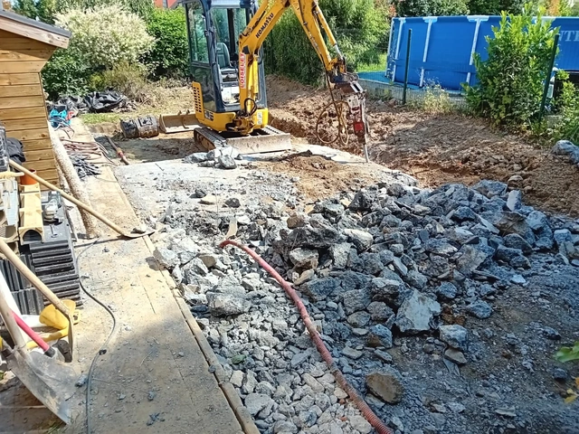 La dépose de l’ancien revêtement pendant le chantier.