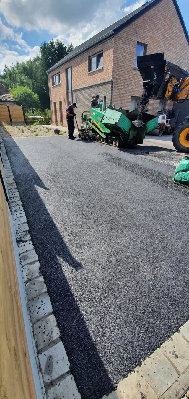 Notre équipe pendant la pose de l’asphalte.