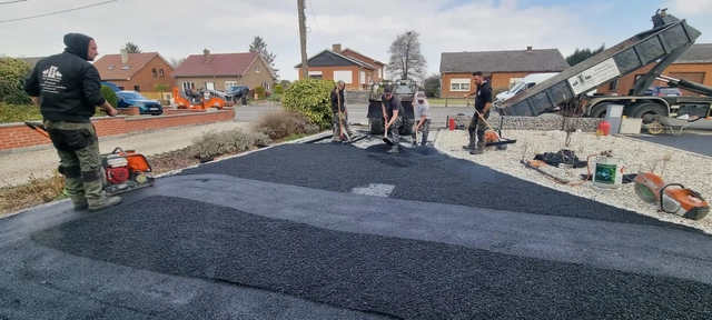 Notre équipe met en œuvre l’asphalte sur le chantier.