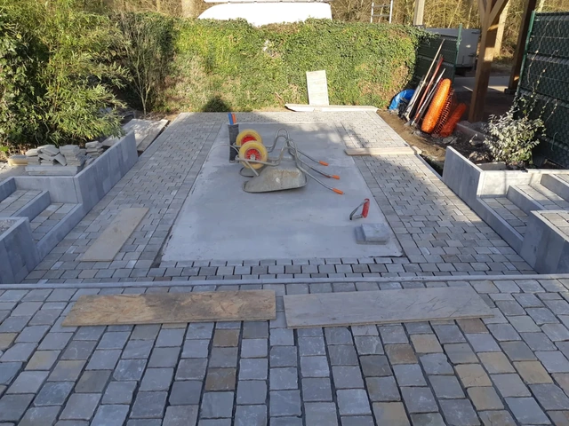 Les chemins pavés bordent l’espace laissé pour l’installation du spa.