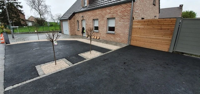 Les espaces de plantation séparent les surfaces de stationnement.