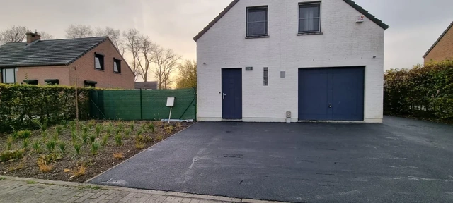À Ath, une devanture et un accès de garage en asphalte.