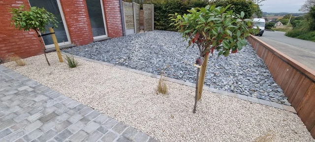 Les plantations apportent une touche végétale autour du chemin d’entrée.