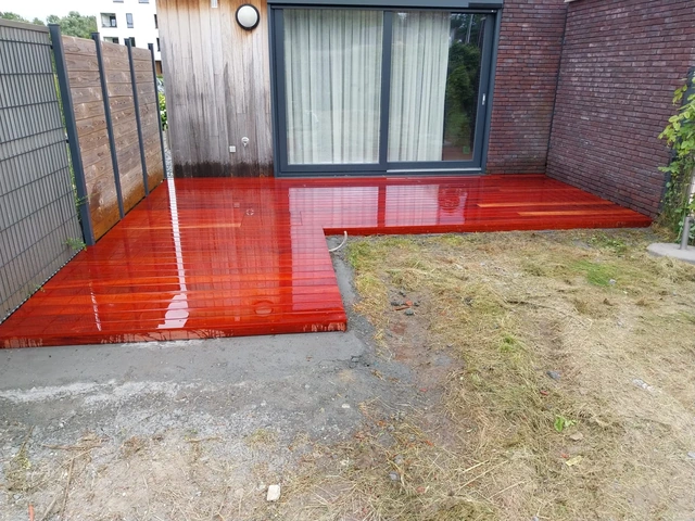 À Ath, une terrasse en bois en L au pied de la maison.