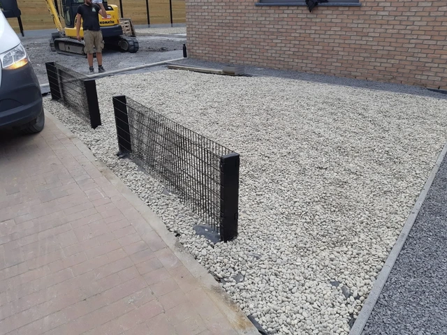 Les gabions bas délimitent la propriété.