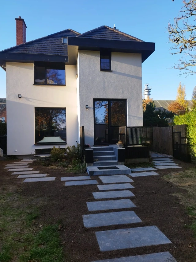 Les accès relient les différentes portes à l’arrière de la maison.