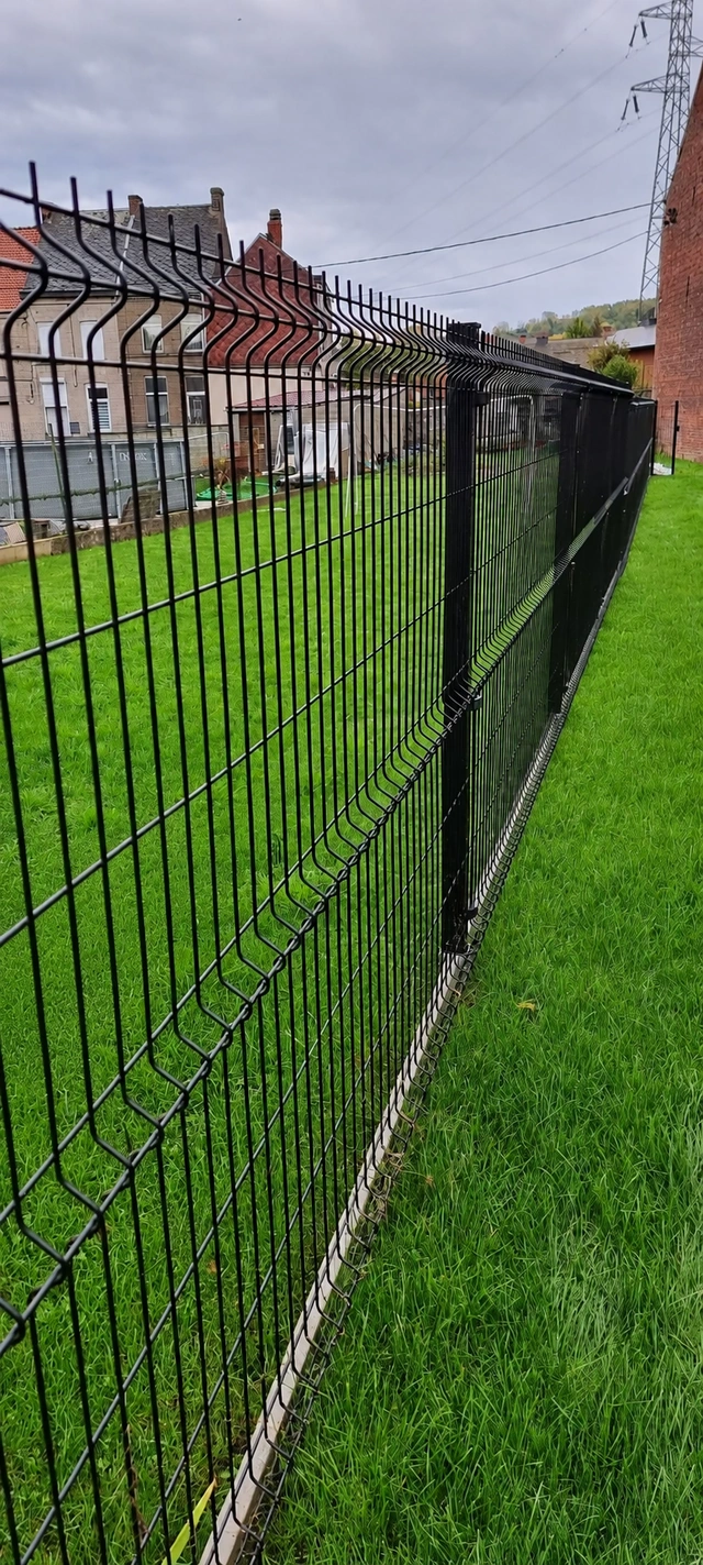 Clôture rigide 3D noire délimitant un jardin