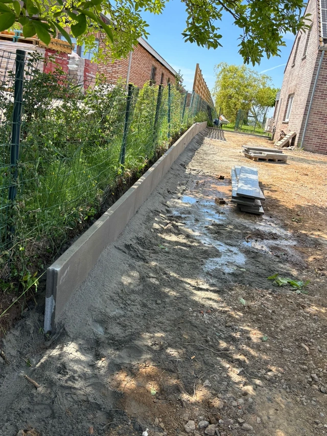 La mise en place des bordures pendant les travaux.