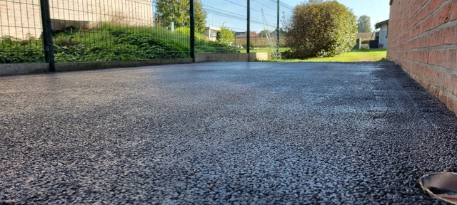 La surface en asphalte destinée au stationnement.