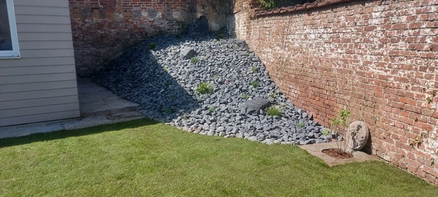 La rocaille aménagée dans le fond du jardin, avant le développement des plantations.