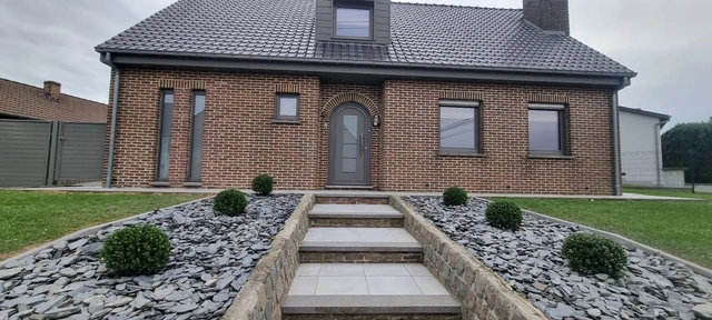 En devanture, les ilex en boule dessinent une entrée sobre et élégante.