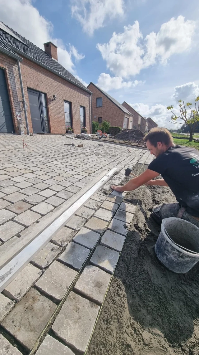Le travail des rives et des alignements du pavage.