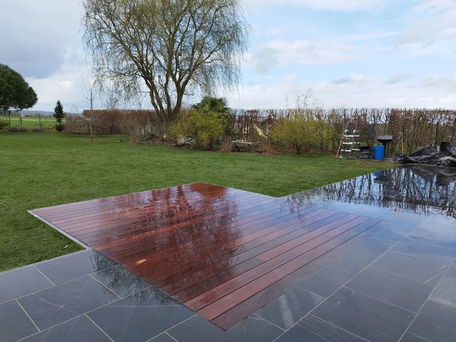 Deux espaces sur la terrasse : la céramique pour les repas et le bois pour la détente.