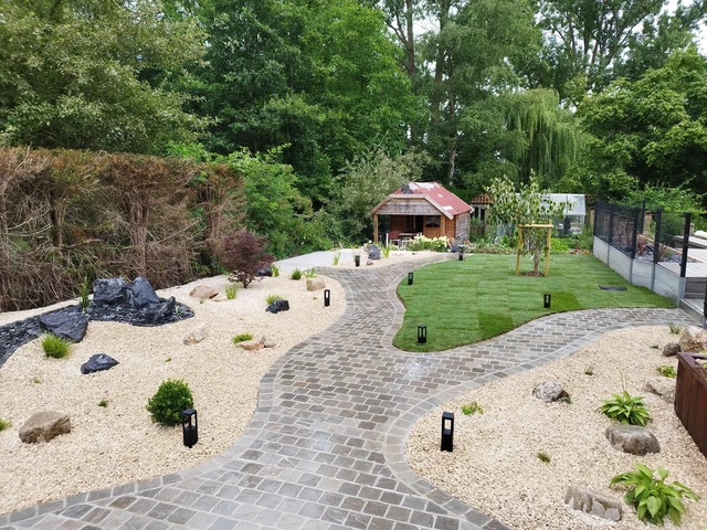 Les chemins courbes relient les espaces plantés.