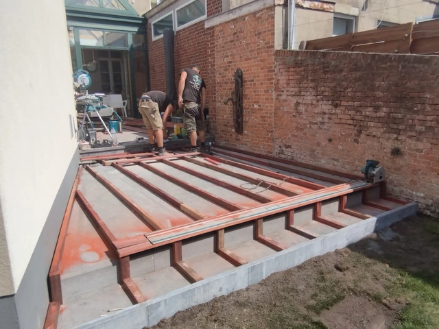 La structure de la terrasse pendant les travaux.