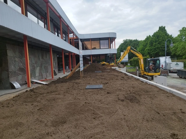 Installation des éléments en L en béton.