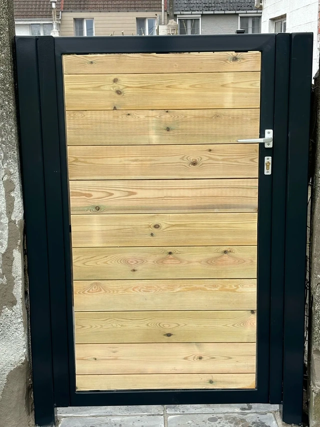 Portail métal-bois à lames horizontales