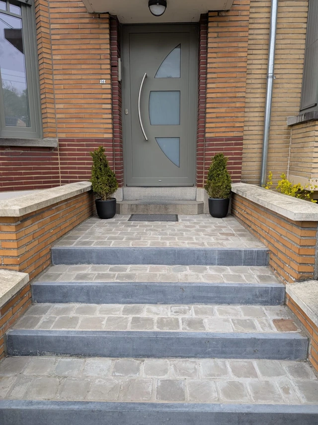 Les pavés Kandla habillent les marches de l’entrée.