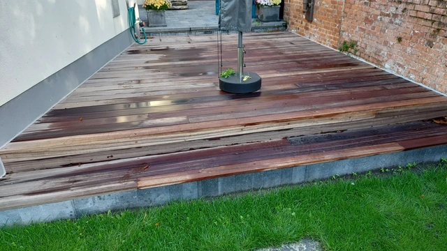 Le bois apporte une finition chaleureuse à la terrasse côté maison.