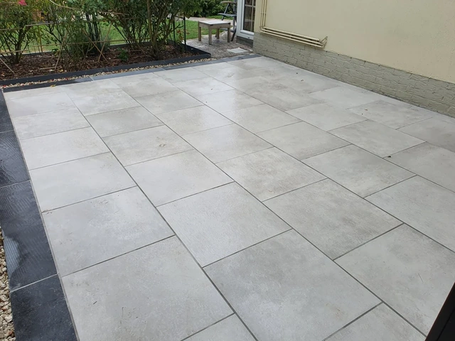 À Gibecq, une petite terrasse en céramique claire.
