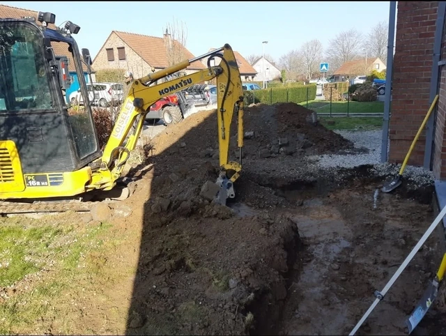 Le terrassement des abords pendant le chantier.