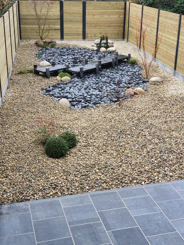 La rivière de schiste et le petit pont au cœur du jardin minéral.
