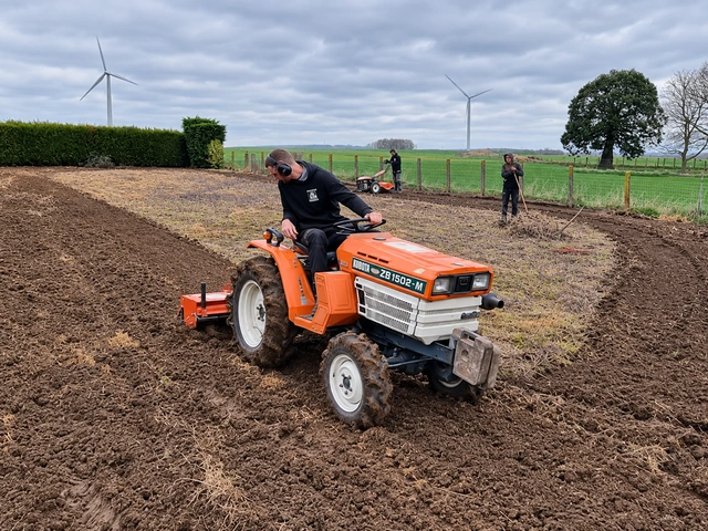 Travail du sol au tracteur avant la création d’une pelouse